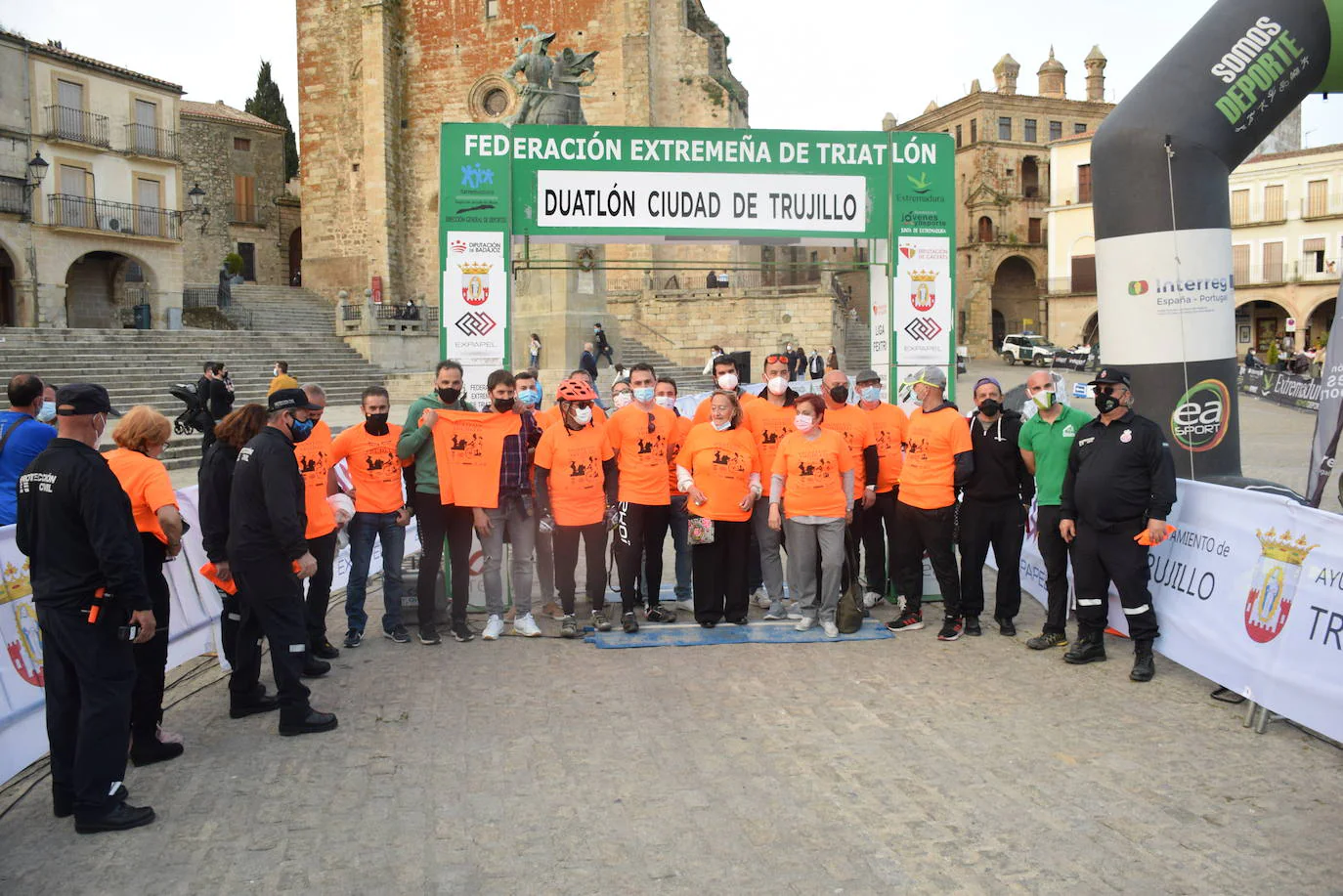 Imagen. Voluntarios junto a Protección Civil de Trujillo