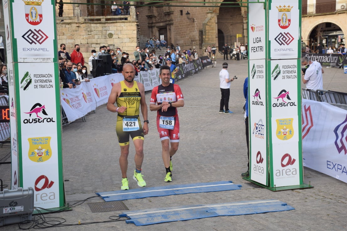 Los dos corredores locales que llegaron primero a meta 