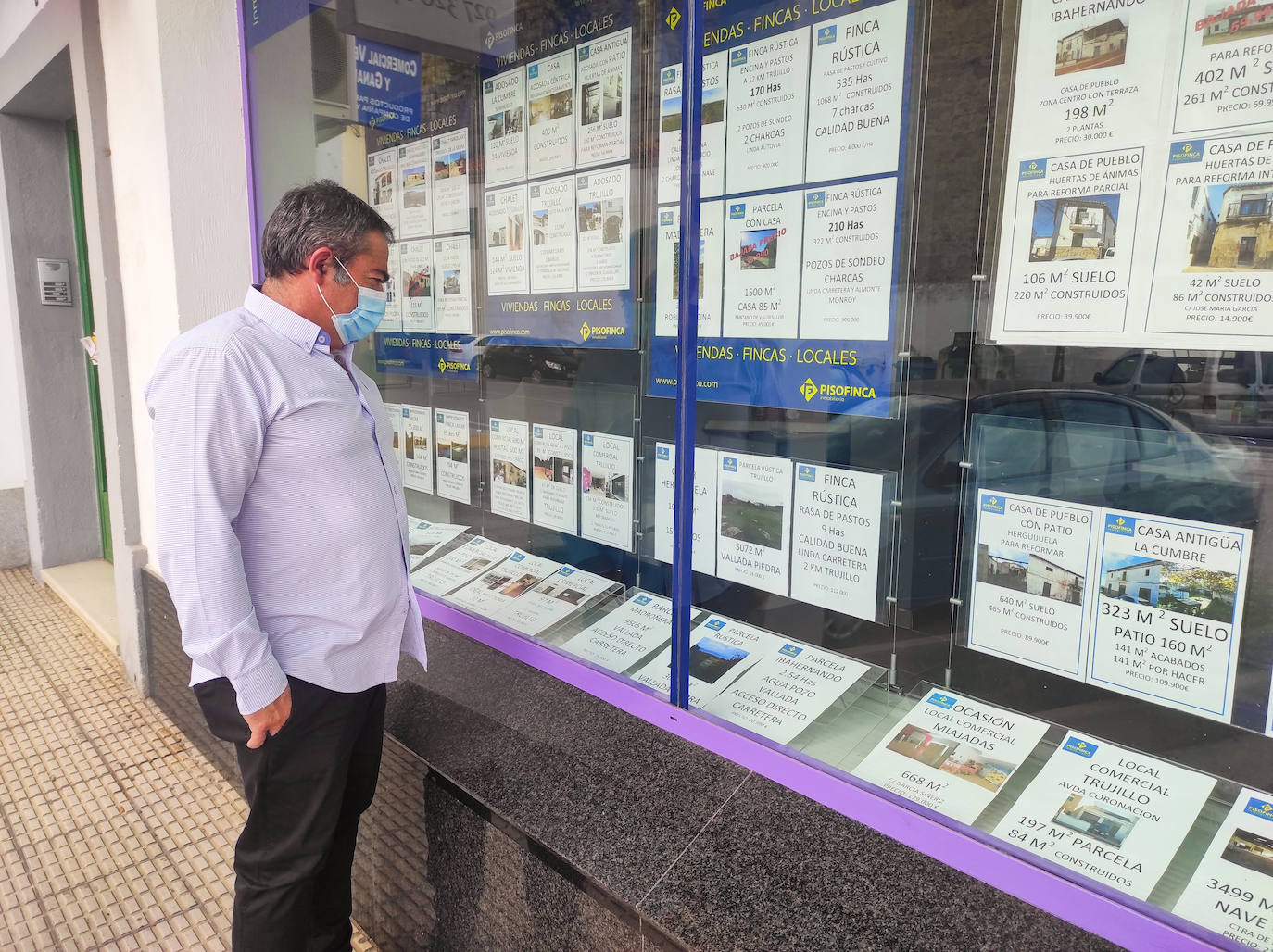 José Manuel Casero, revisando si todavía hay viviendas para alquilar 