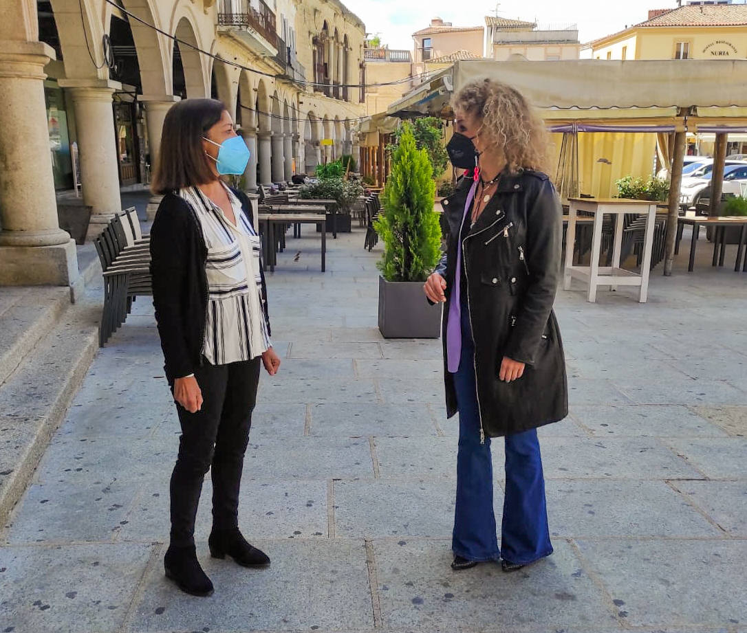 Consuelo Soriano e Inés Rubio, en la plaza Mayor. 