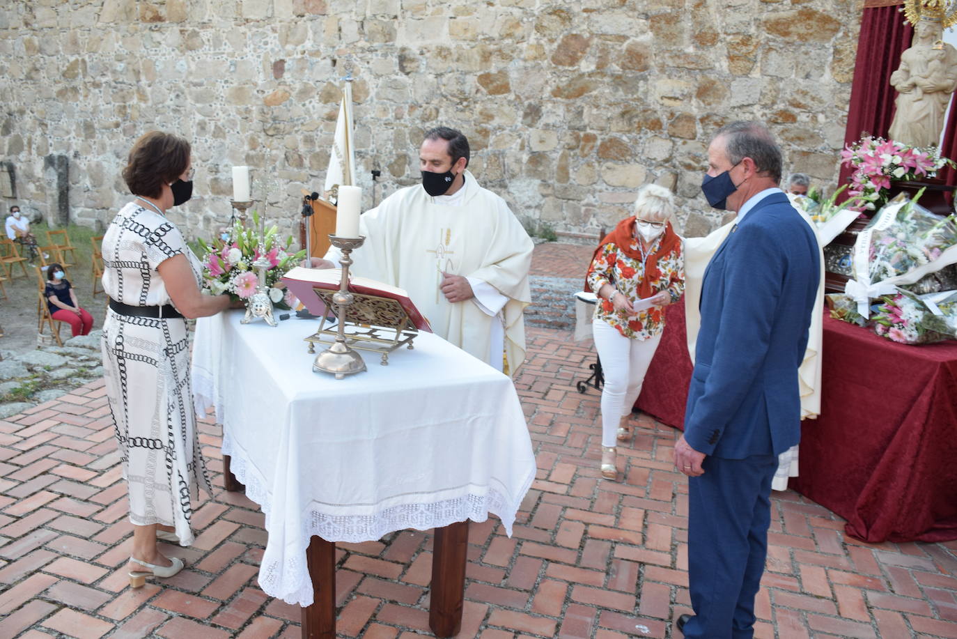 Integrantes de la Hermandad, en su ofrenda floral a la Patrona.