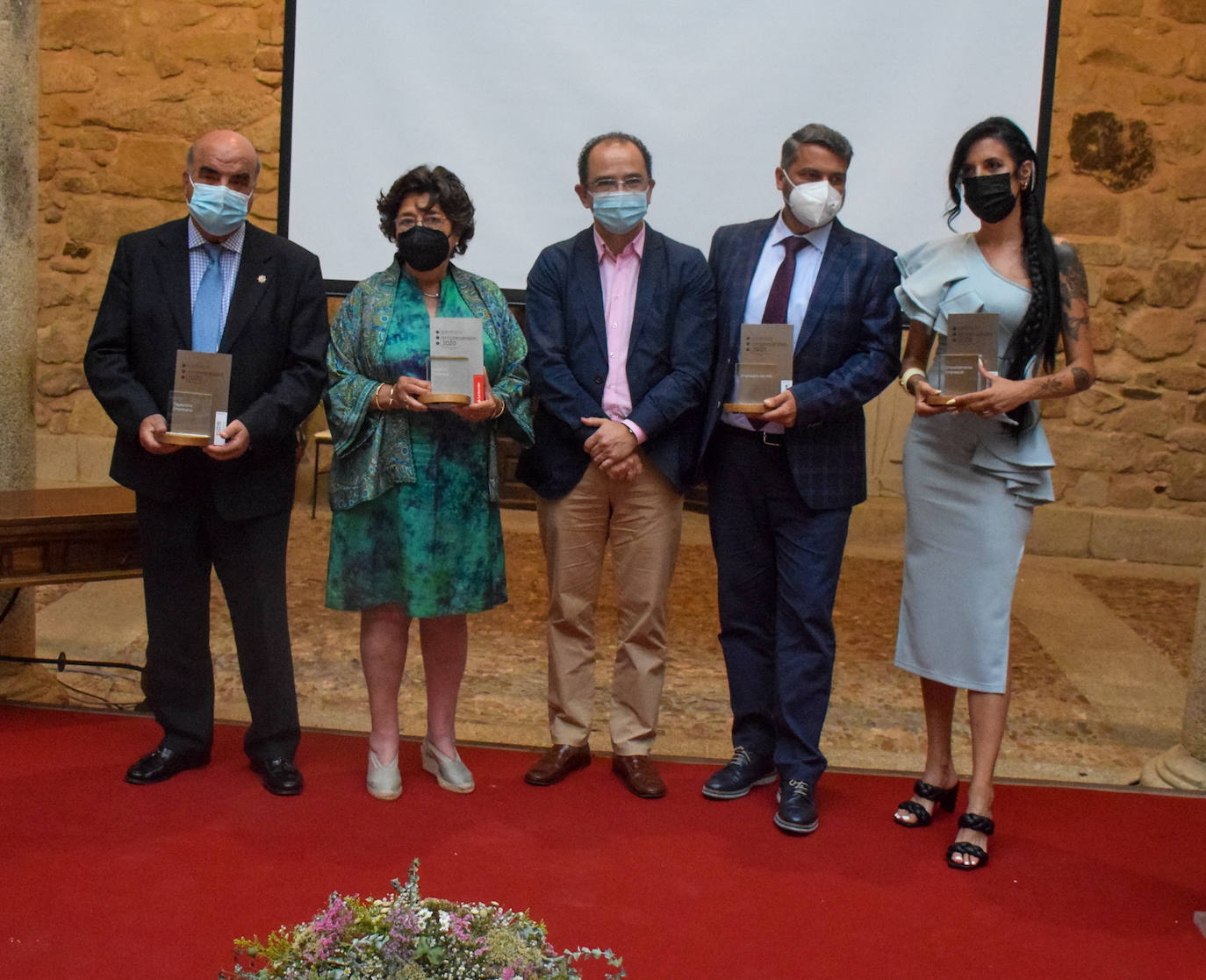 Galardonados, integrantes del jurado y el presidente de Asemtru 