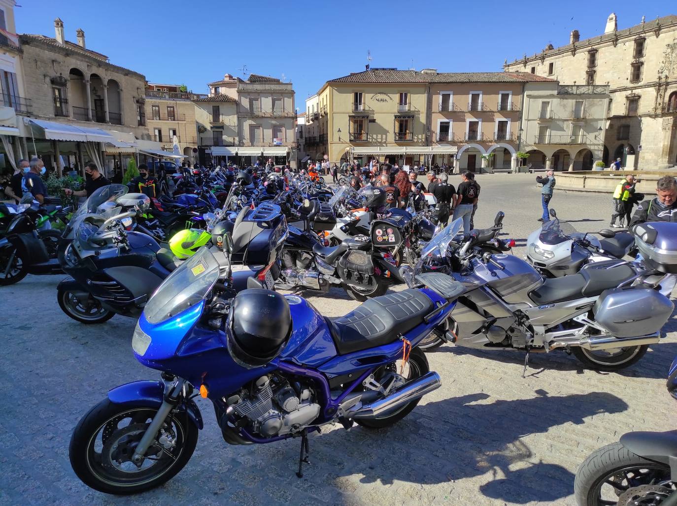 Moteros extremeños unidos por la ELA