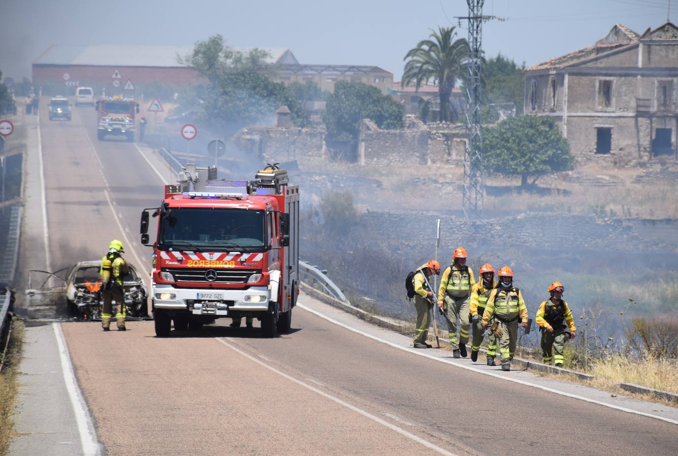Equipos trabajando en la extinción de incendios 