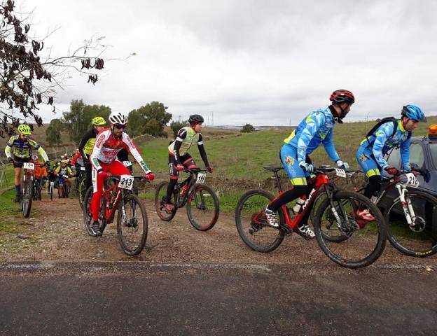 Ciclistas en una marcha por los alrededores de Trujillo 