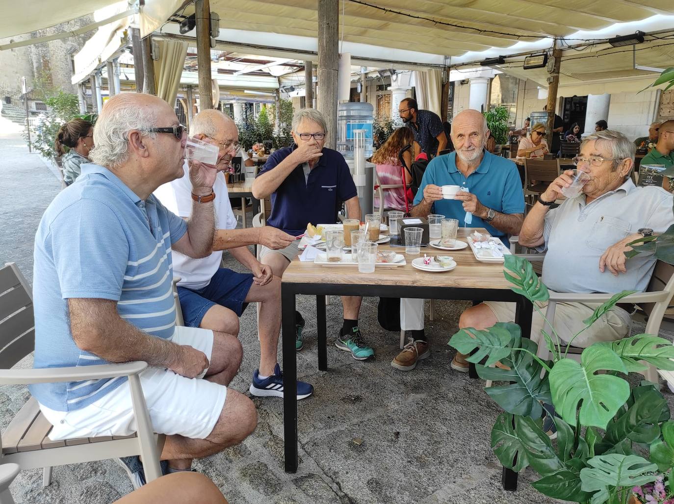 tes de un establecimiento desayunando en la plaza ayer. 