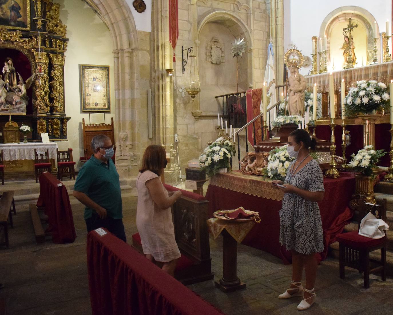 Imagen secundaria 2 - La ciudad vive una jornada festiva centrada en los actos religiosos y en las terrazas