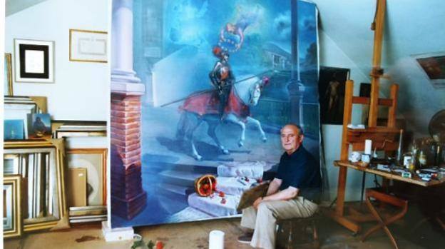 El artista, junto a una e sus obras. 