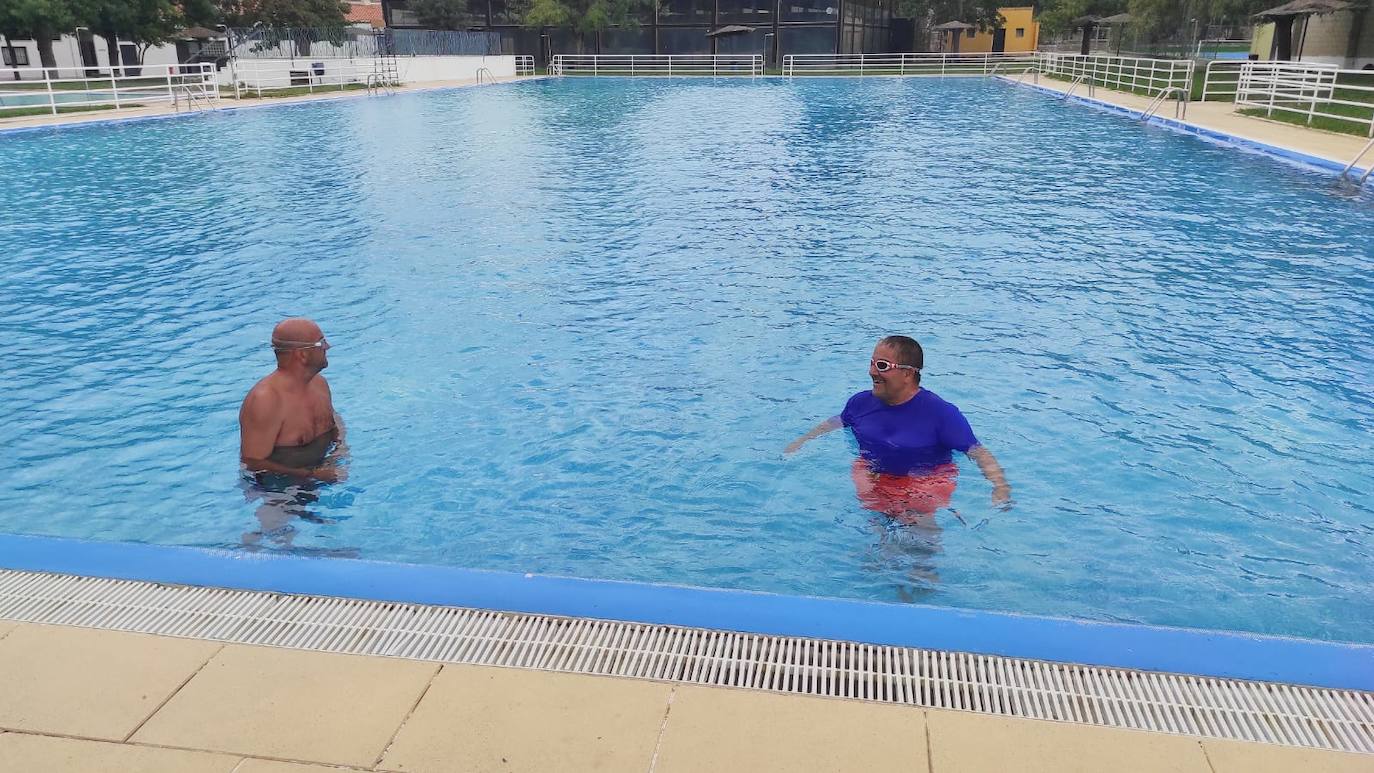 Los dos usuarios de la piscina, ayer por la mañana 