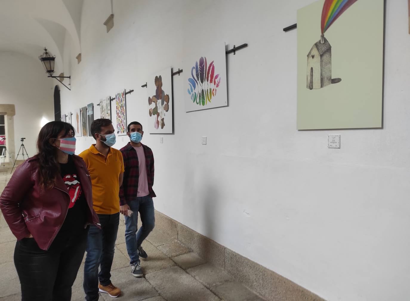 Representantes de las institutciones^viendo la muestra 