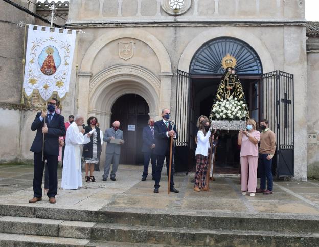 La Patrona en el atrio de la iglesia. 