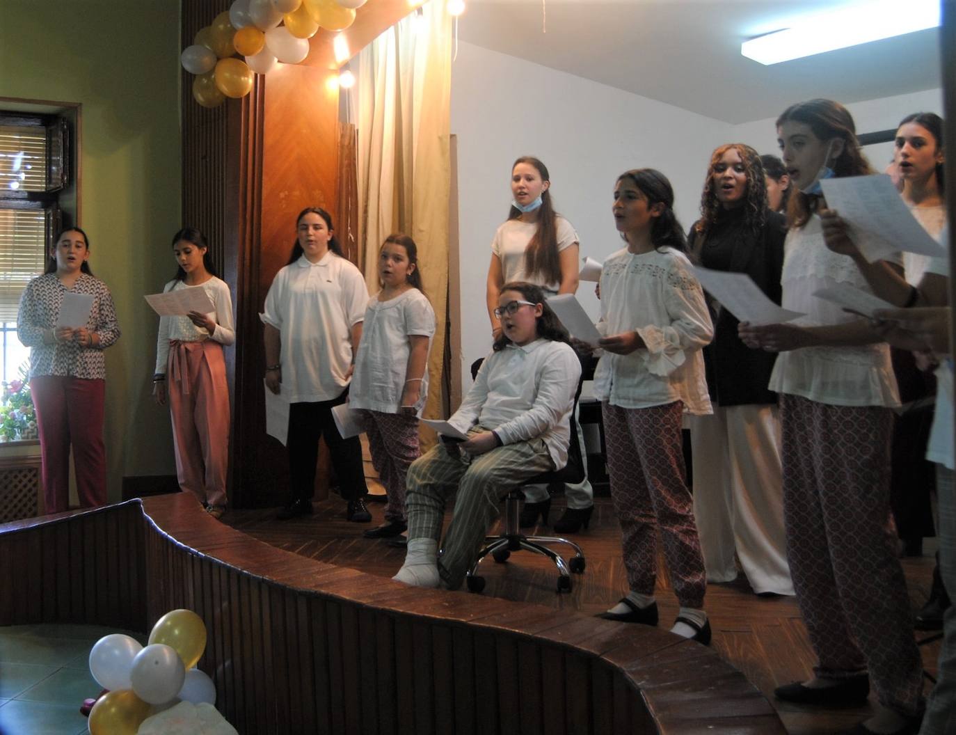 Alumnas de la escuela hogar en el recital ofrecido el jueves. 