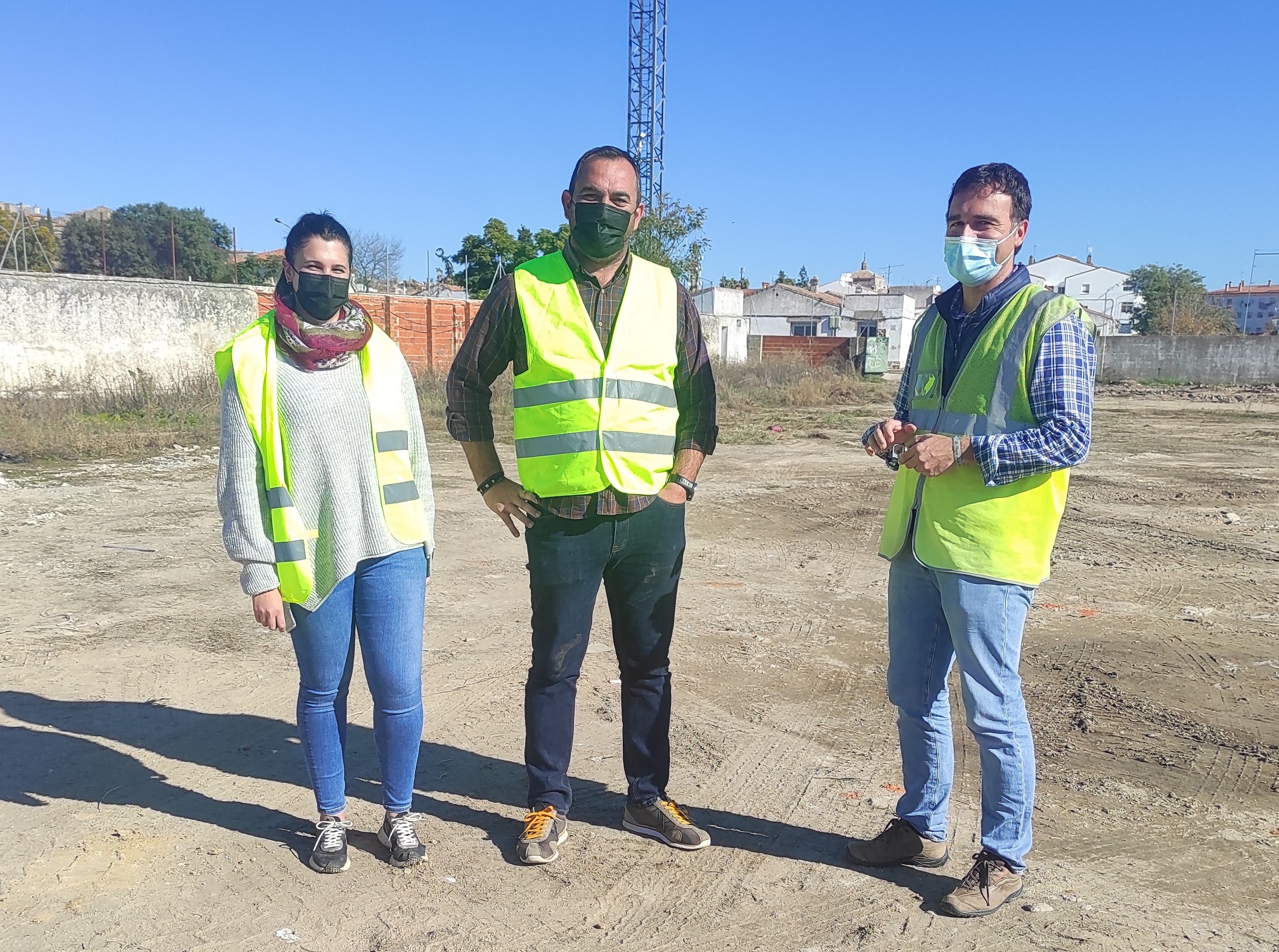 El concejal con representantes de la empresa constructora 