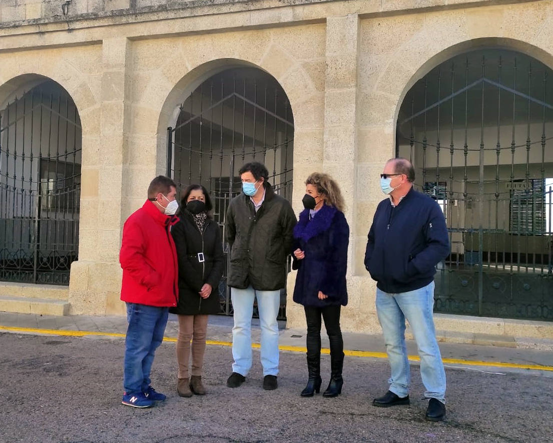 Responsables del PP tras la rueda de prensa junto al mercado de abasto 
