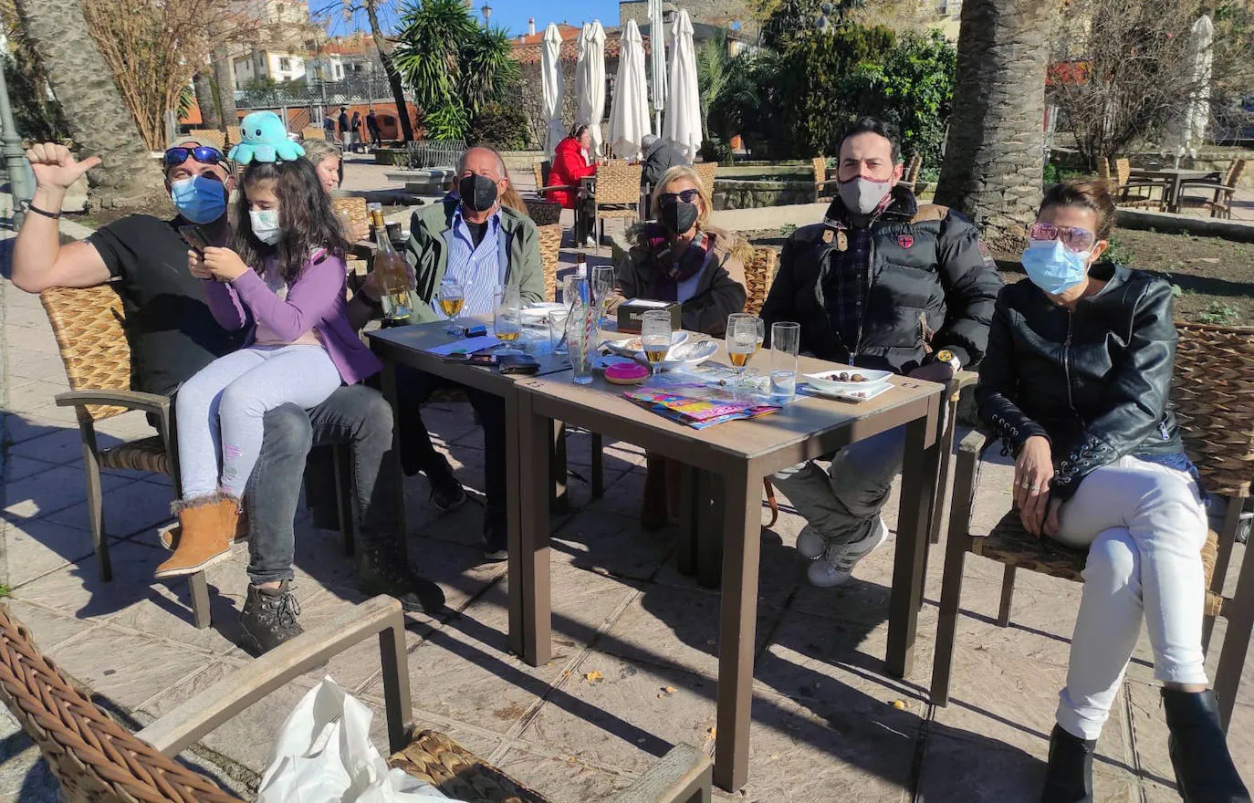 Responsables de la Cafetería Restuarante Sandra, ayer, tras el Sorteo de Navidad 