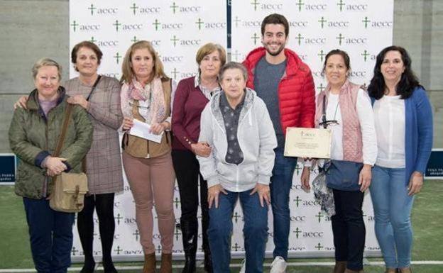 Integrantes de la junta local de la AECC junto a Alejandro Gil. 
