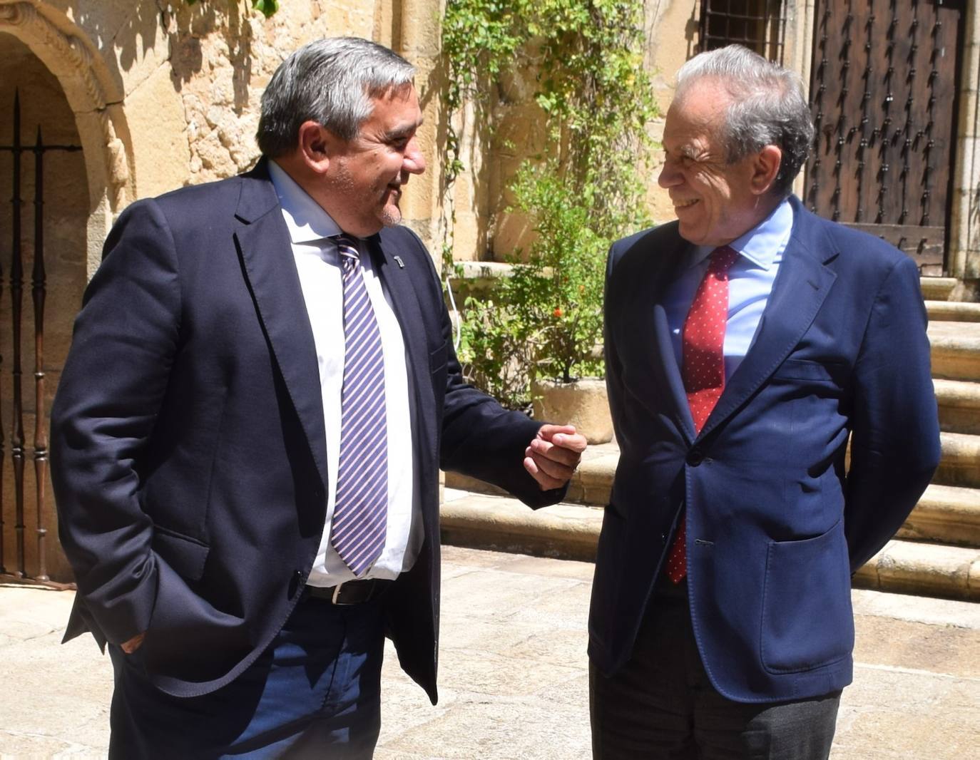 Los representantes de la UEx y la Fundación Xavier de Salas 