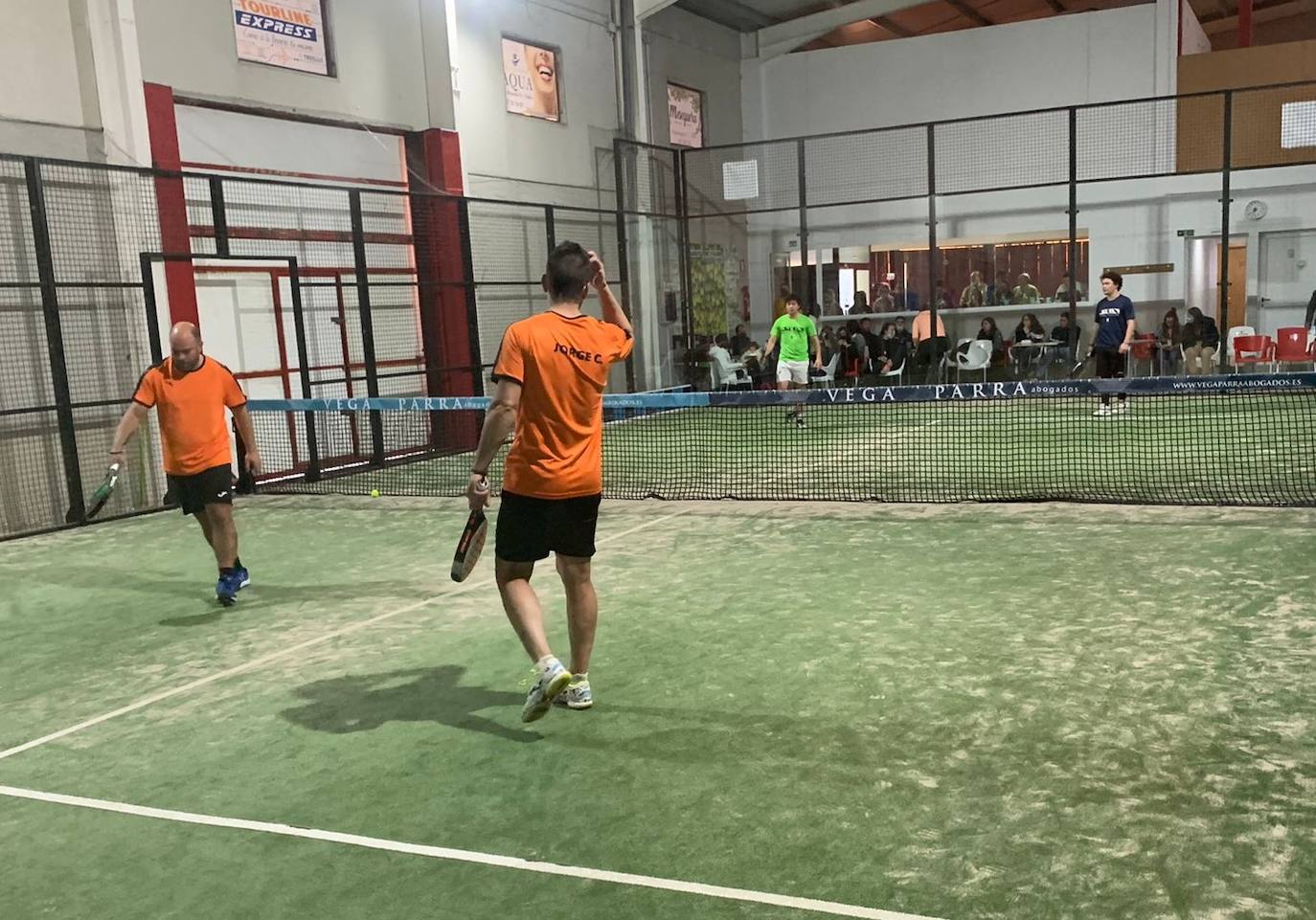 El torneo de pádel a beneficio de la AECC registra un gran ambiente