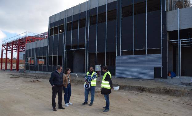 Los arquitectos, junto a personal de la empresa concesionaria hablando de la obra.