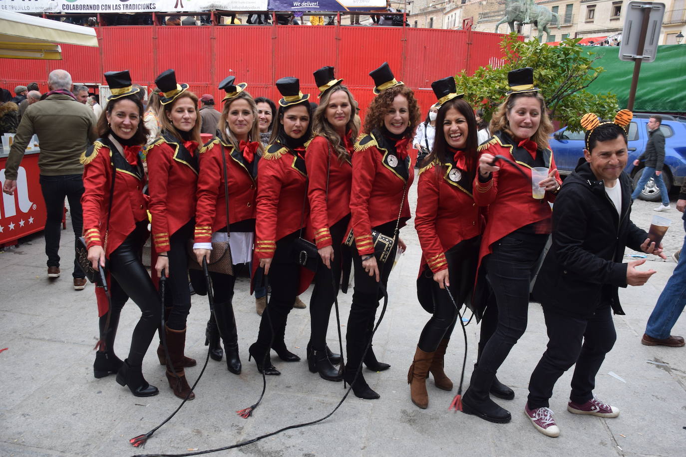Imagen principal - Cientos de personas se echan a la calle para disfrutar de una jornada de capea y encierros