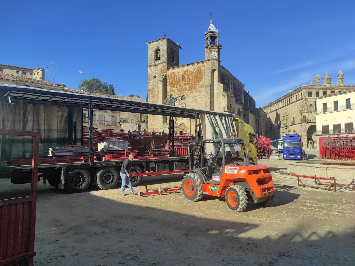 Trabajos de desmontaje de la plaza de toros portátil, ayer por la tarde.