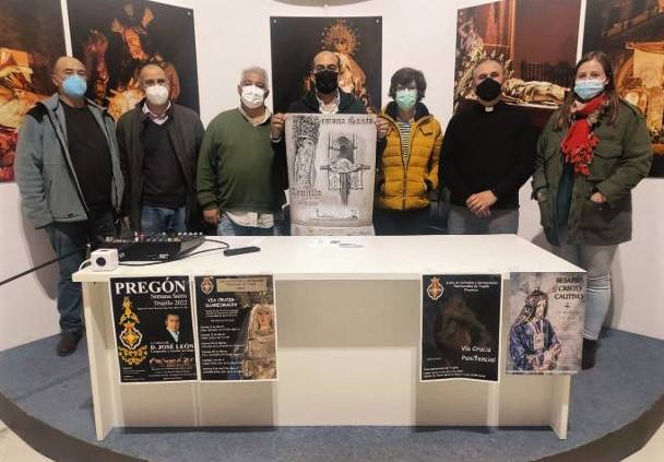 Integrantes de la Junta de Cofradías, junto al párroco. 