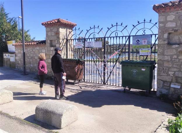Vecinos en la puerta del parque de San Lázaro 