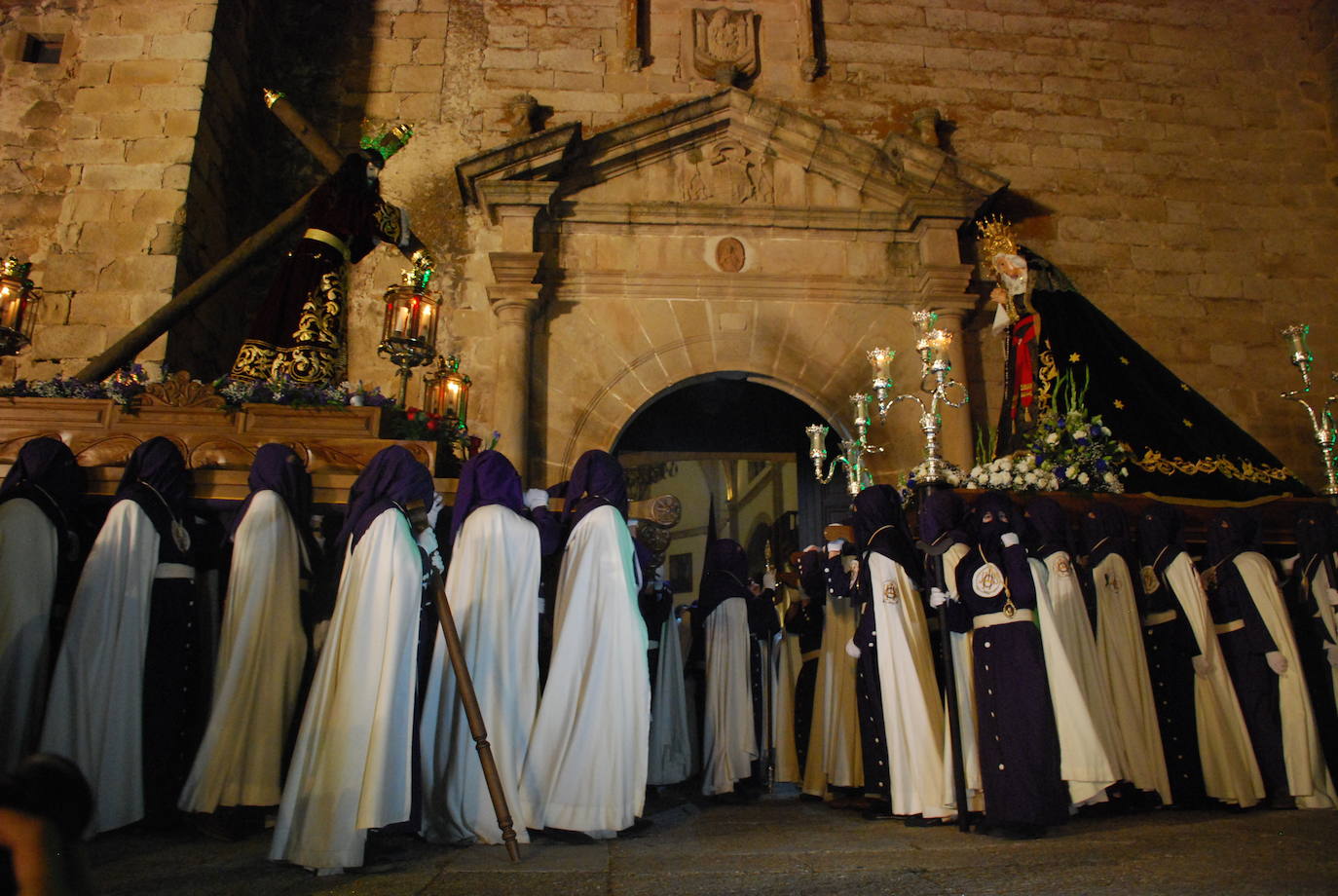 Encuentro de El Nazareno y de la Soledad ,en el atrio de San Martín. 