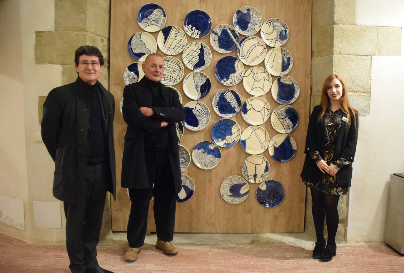 El artista escoltado por los dirigentes de la Fundación.