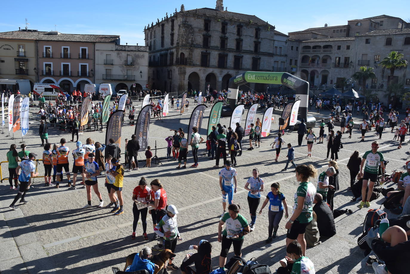 La plaza Mayor con numerosos participantes en el Campeonato de Orientación 