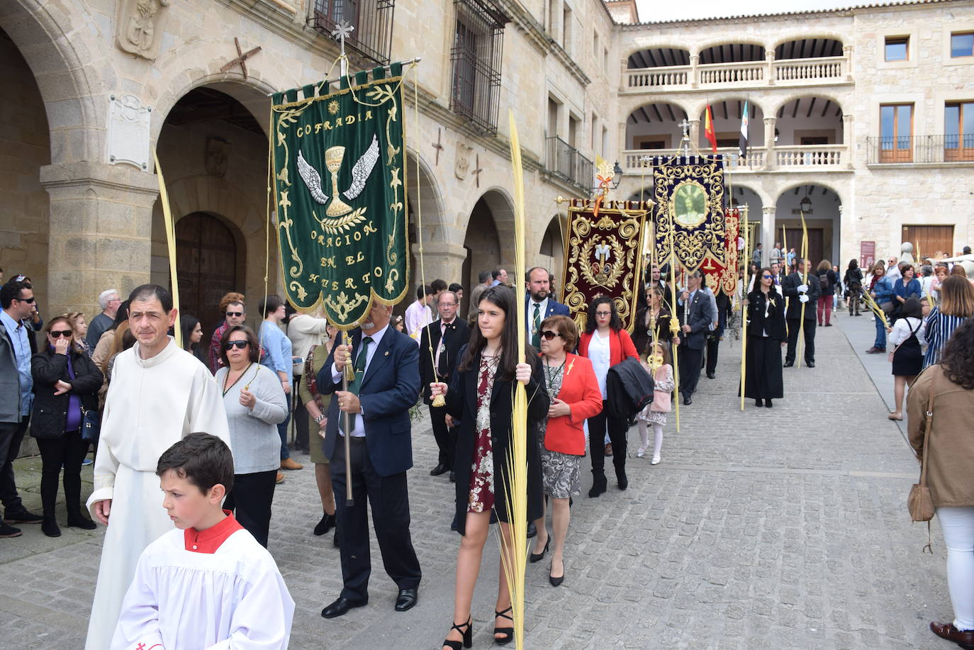 Representantes de las cofradía en la procesión de La Burrina, en una edición anterior. 