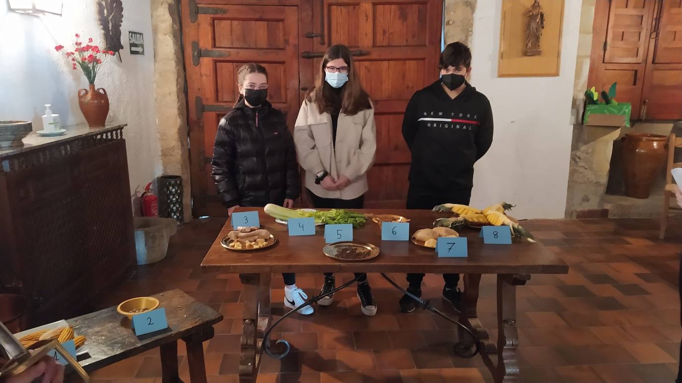 Imagen secundaria 1 - La jornada cultural del colegio Sagrado Corazón de Jesús acerca la vuelta al mundo