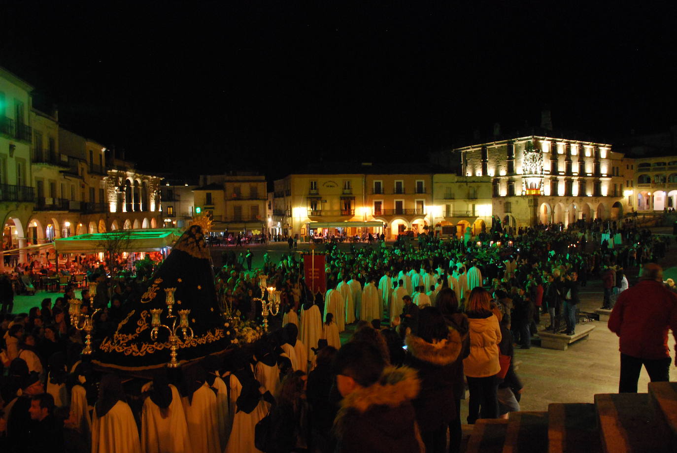La comitiva de una de las procesiones de esta noche, en una edición anterior. 