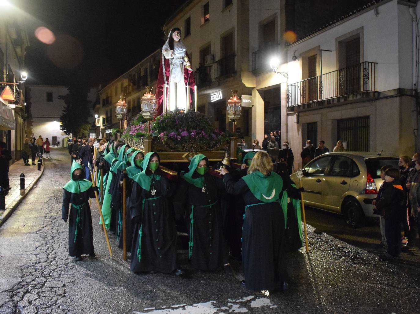 La Magdalena, a su paso por la calle Encarnación dirección San Francisco, ayer.