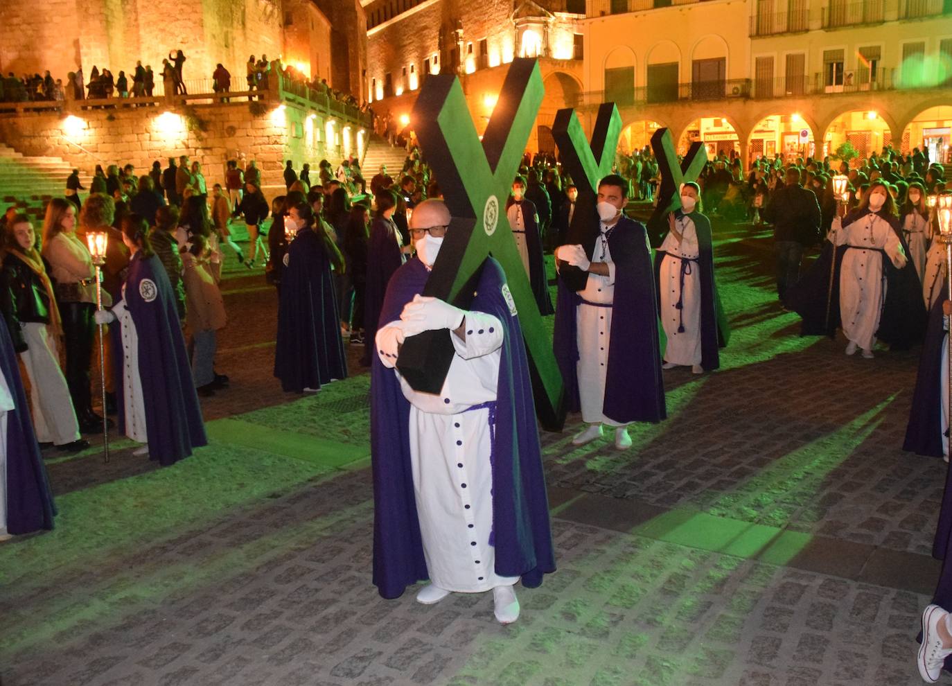 Penitentes con la cruz en la comitiva del Cristo del Perdón.