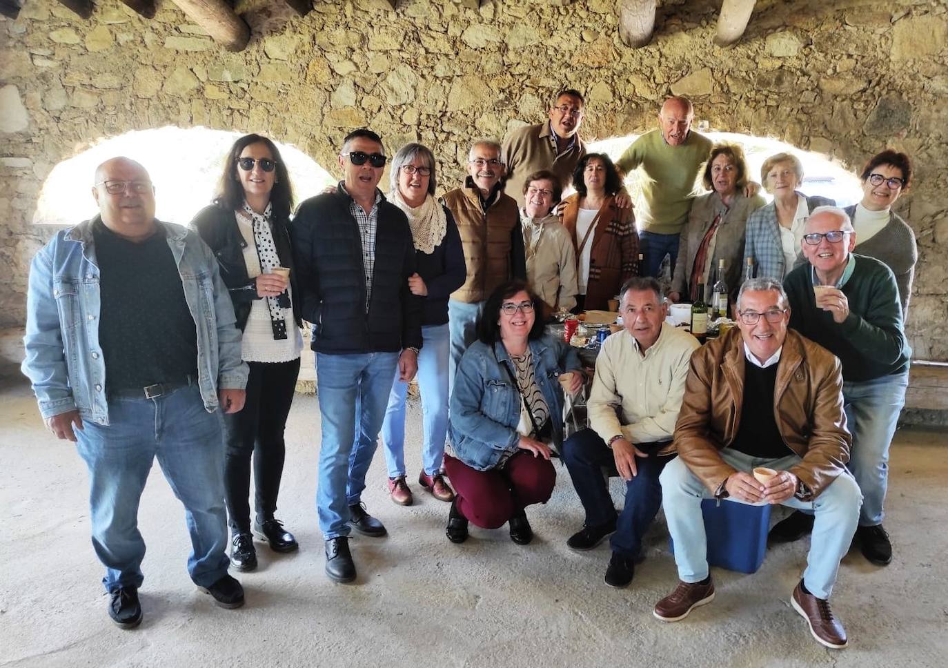 Imagen secundaria 1 - La romería del Cristo de la Vida se celebra con una misa muy participativa