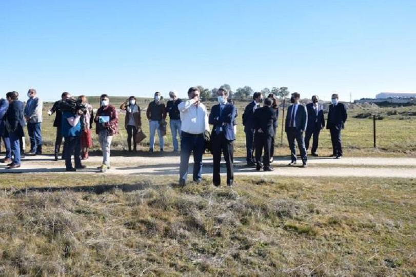 Participantes del proyecto visitantdo los terrenos, hace unos meses 