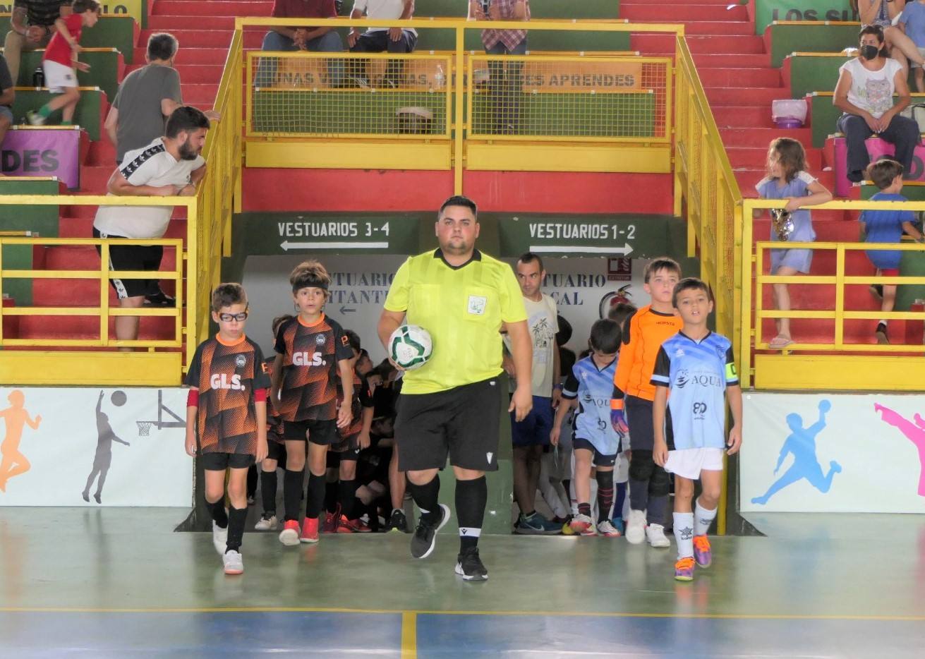 La salida de los jugadores para jugar la final 