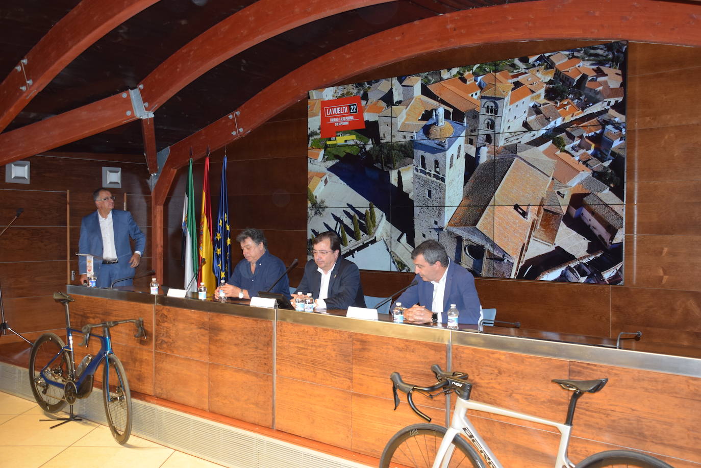 Un momento de la presentación del acto, con las autoridades. 