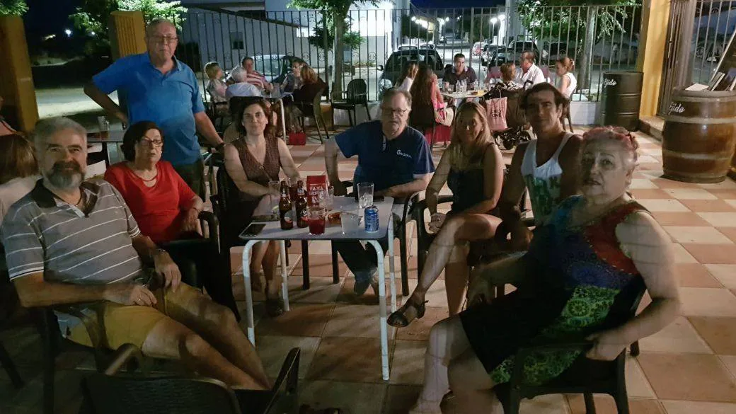 Atardece sobre el bar de la piscina 