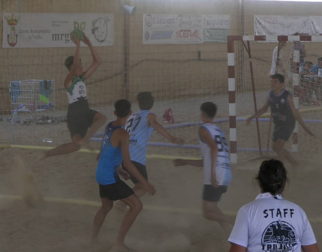 Fotos: II edición del torneo de balonmano playa 'Ciudad de Trujillo'