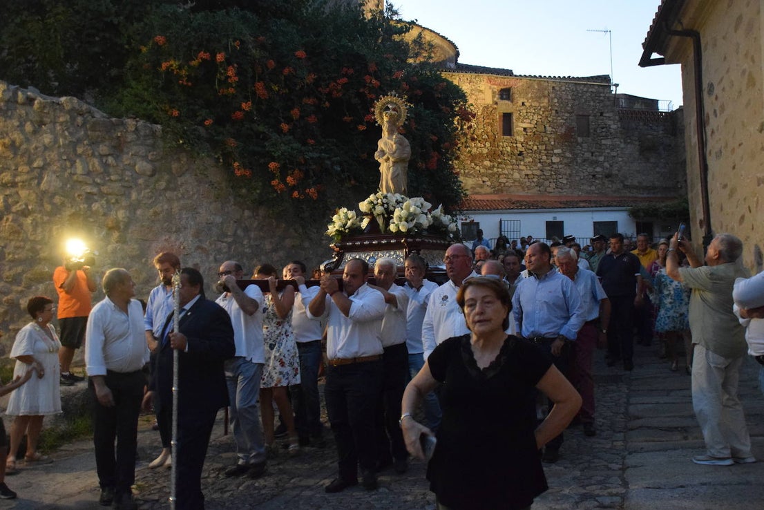 Fotos: Bajada, en procesión, de la Virgen a San Martín