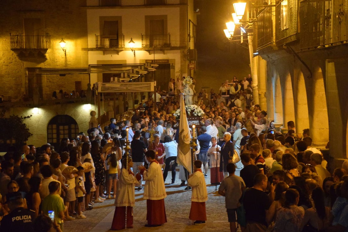 Fotos: Bajada, en procesión, de la Virgen a San Martín