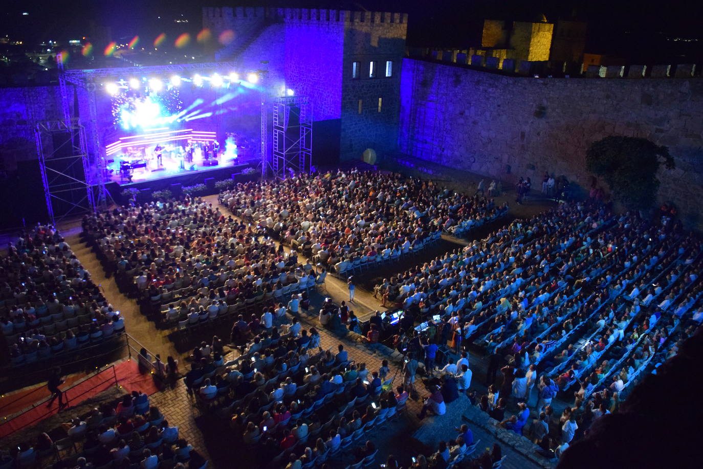 Un abarrotado castillo baila y canta al son de Niña Pastori