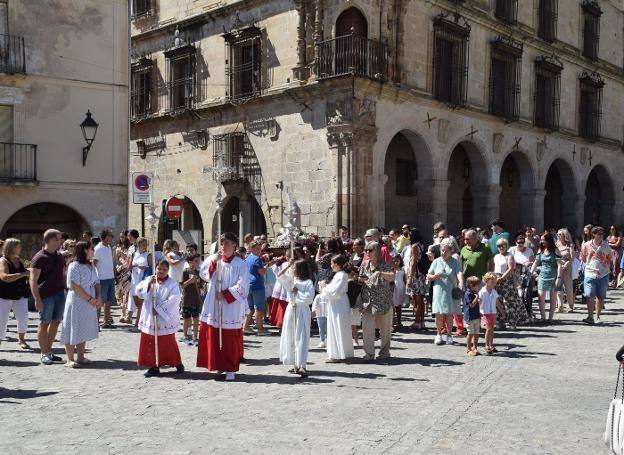 Miles de personas volverán a cantar hoy en la plaza Mayor el himno Salve
