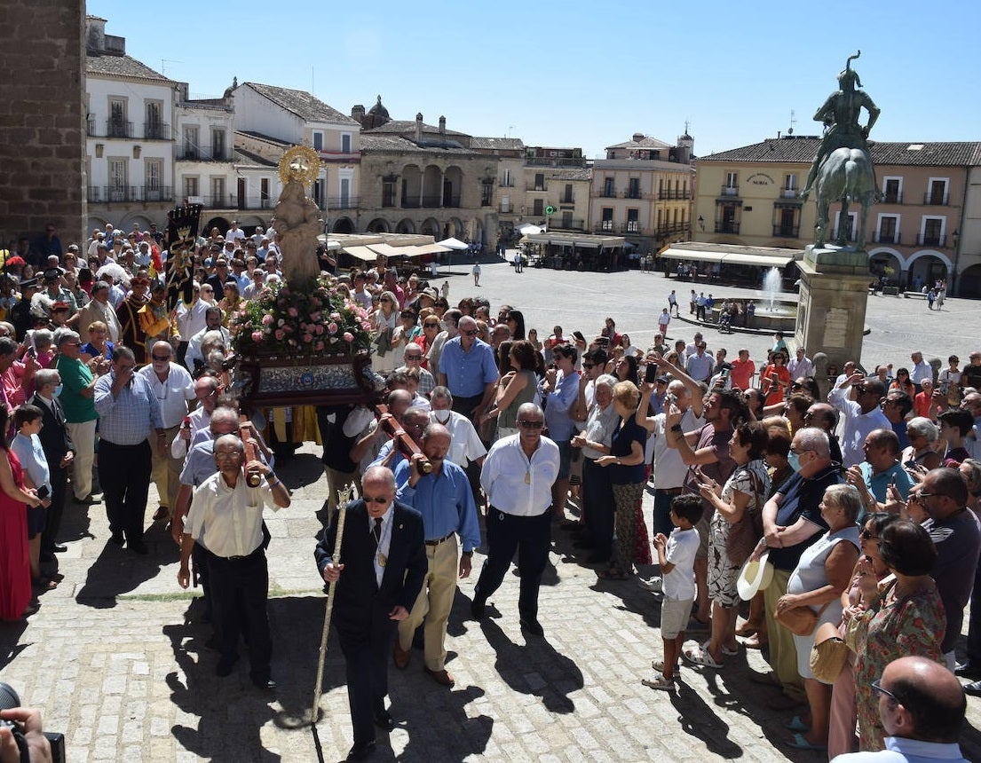 Fotos: Subida, en procesión de la Patrona