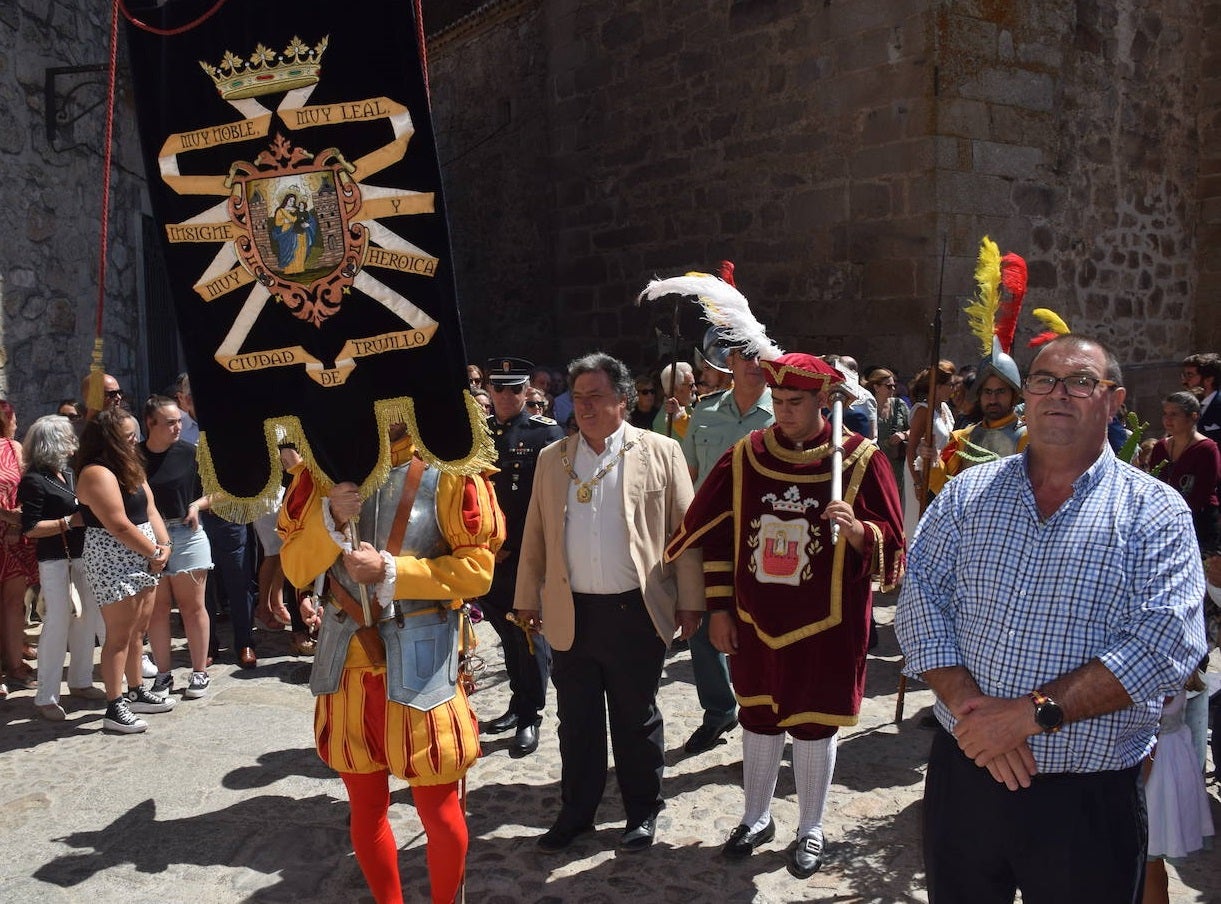 Fotos: Subida, en procesión de la Patrona