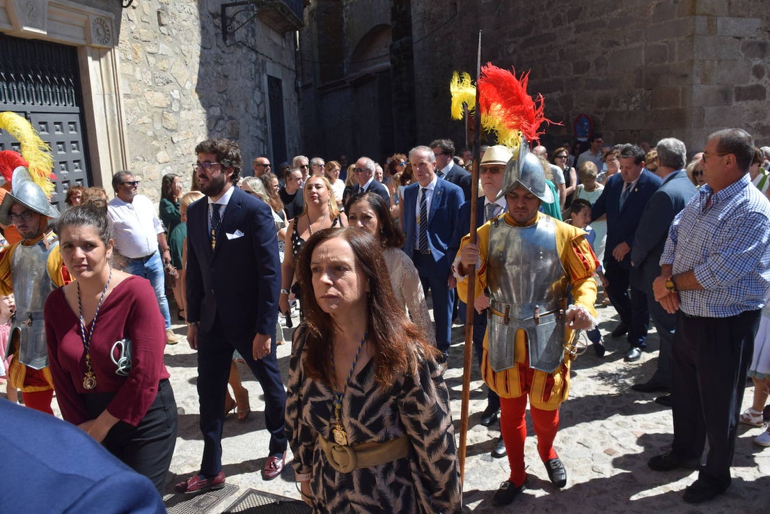 Fotos: Subida, en procesión de la Patrona