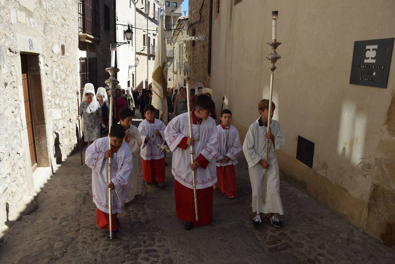 Fotos: Subida, en procesión de la Patrona