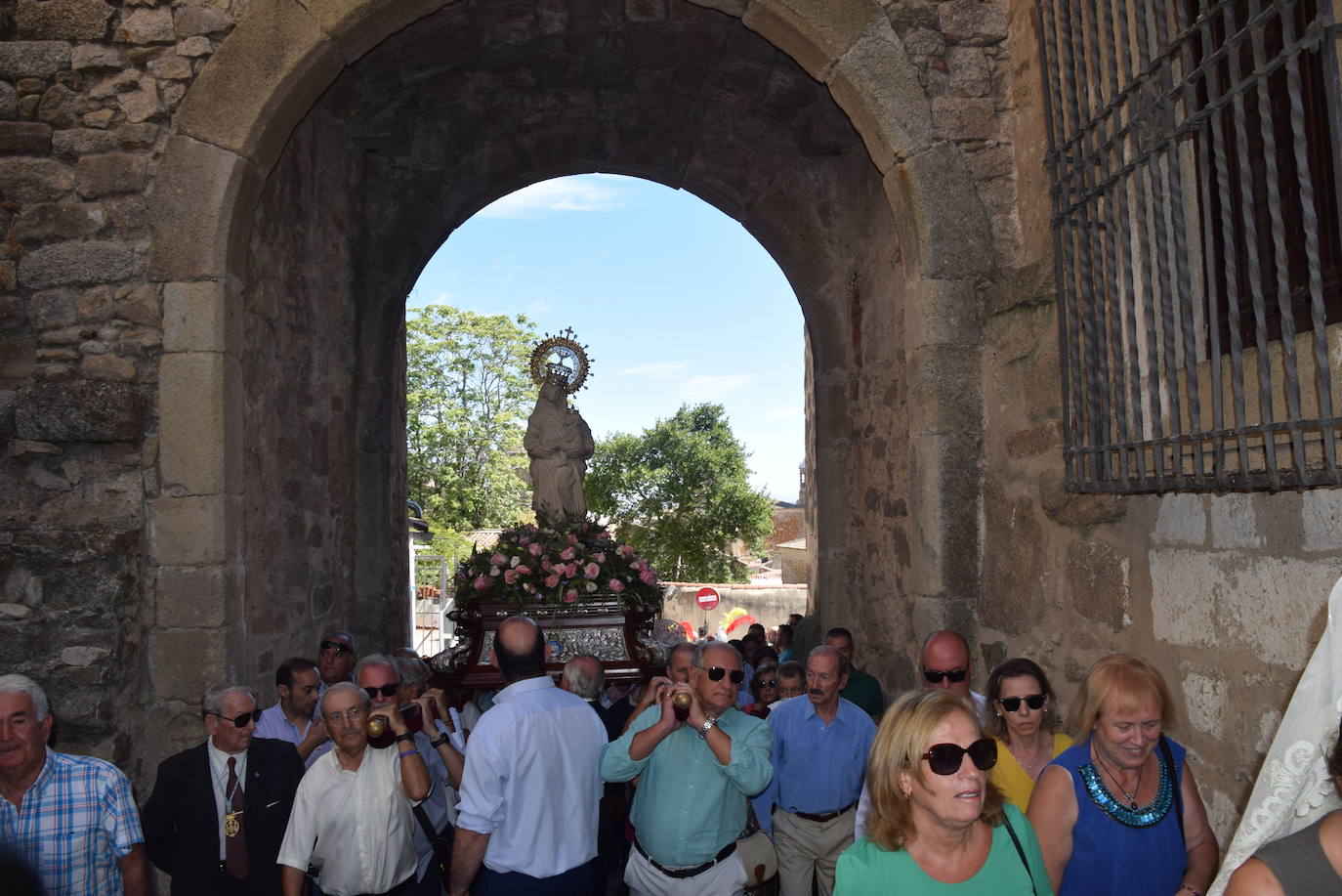 Fotos: Subida, en procesión de la Patrona